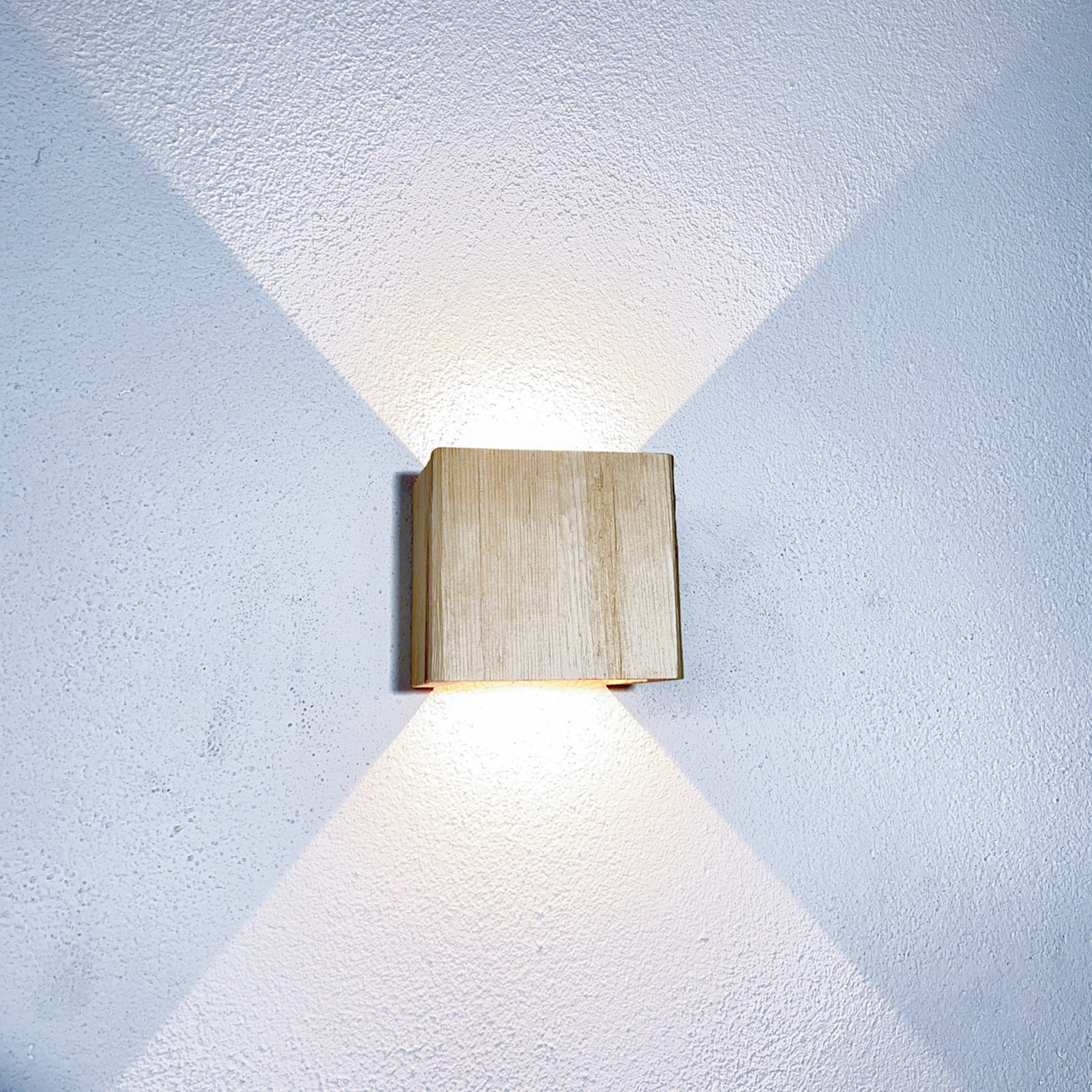 Lampada da parete in pino cembro spaccato 'Waldlicht'