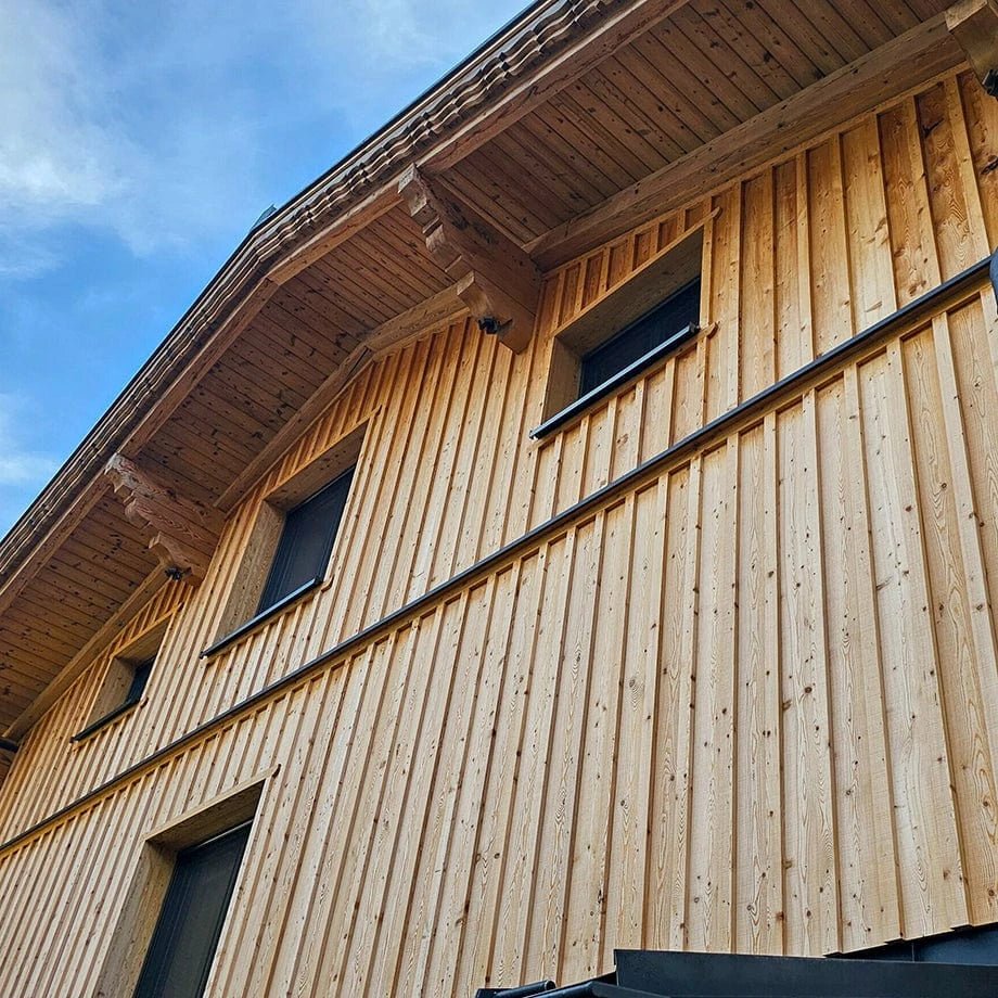 Facciata in legno larice Forest Grey in aspetto grezzo