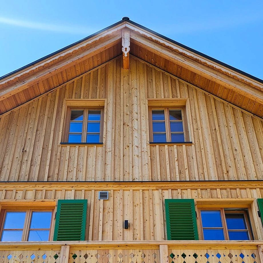 Facciata in legno larice Forest Grey in aspetto grezzo