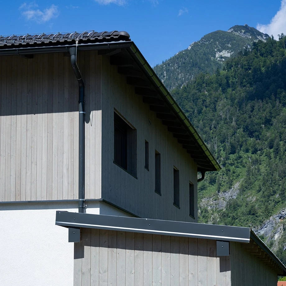 Fassade Lärche in Rauoptik vorvergraut