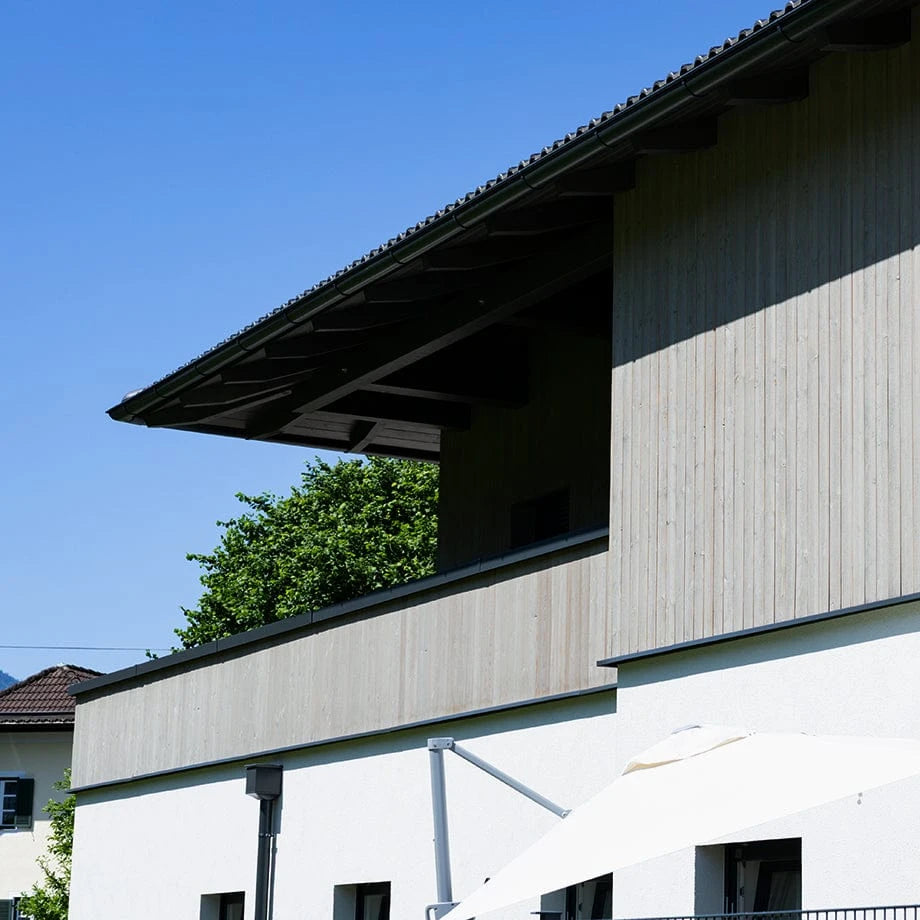Fassade Lärche in Rauoptik vorvergraut