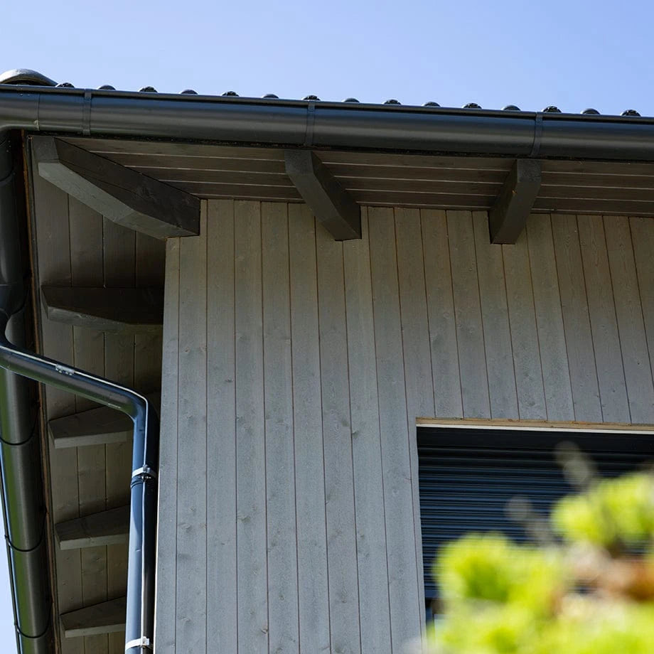 Fassade Lärche in Rauoptik vorvergraut
