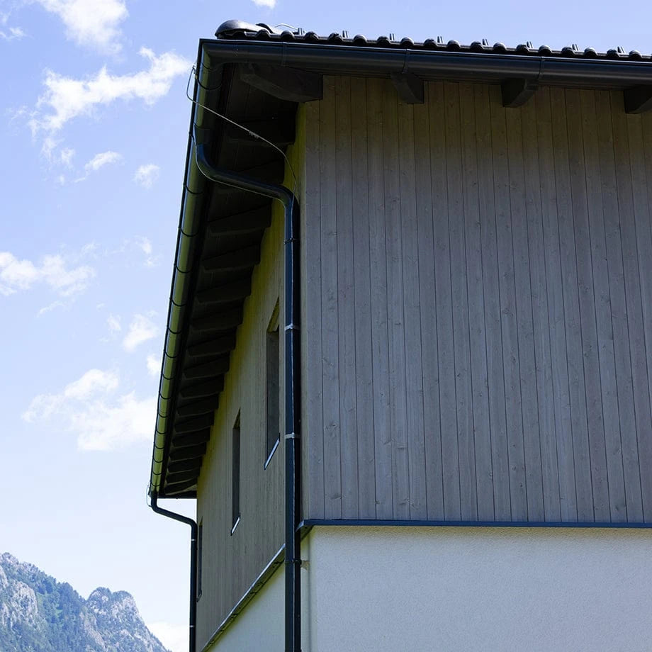 Fassade Lärche in Rauoptik vorvergraut