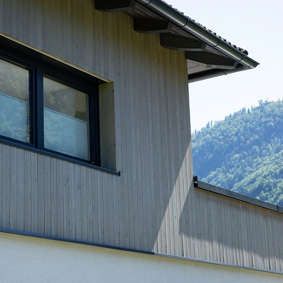 Fassade Lärche in Rauoptik vorvergraut