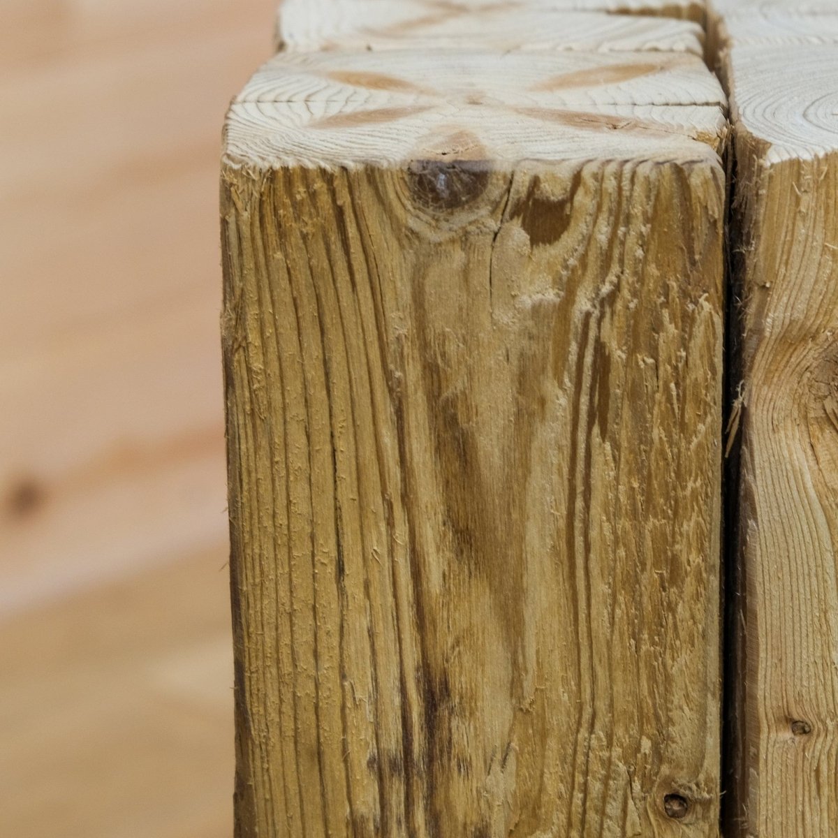 Hocker gedämpfter Fichte "Wildholz" klein