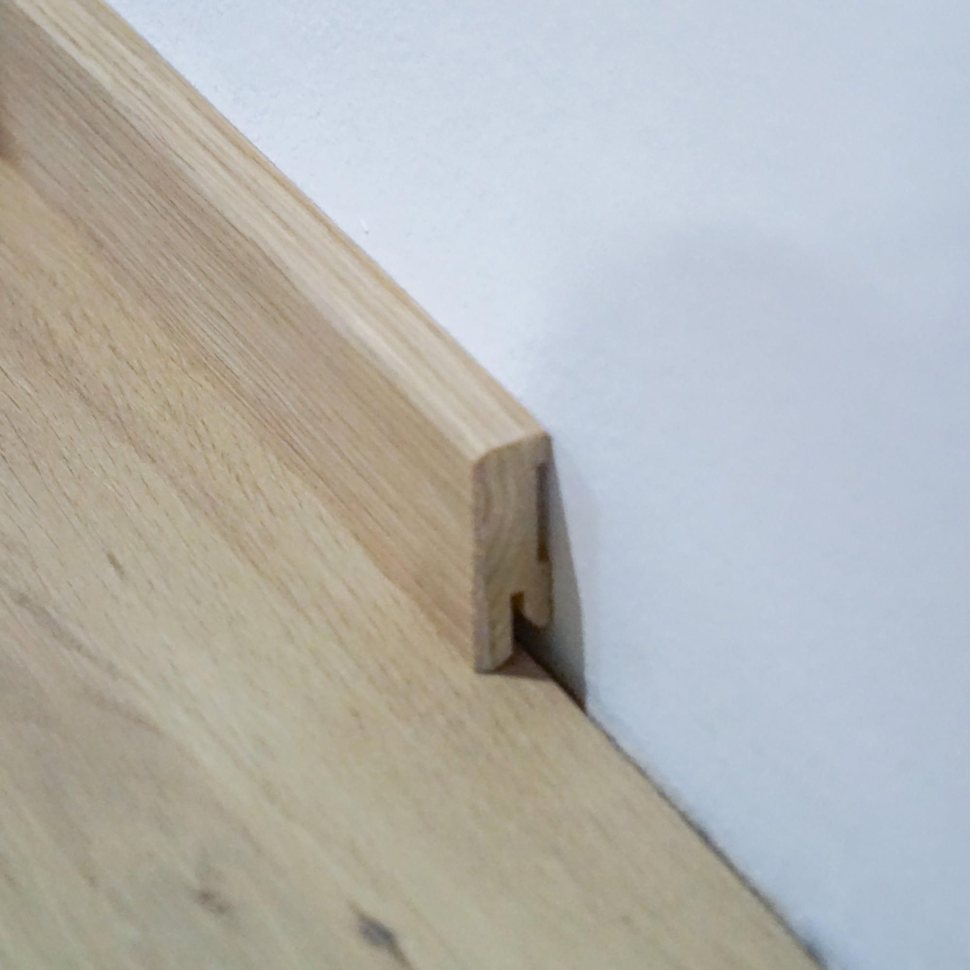 Sockelleisten Eiche furniert, weiß geölt