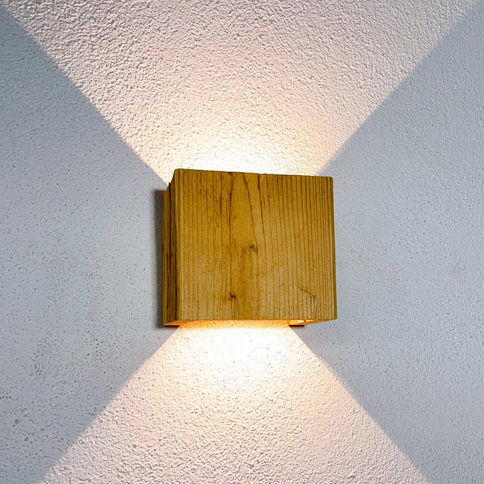 Lampada da parete in legno "WALDLICHT" di abete rosso evaporato e intagliato