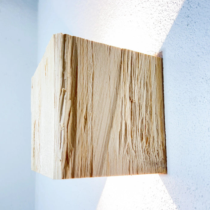 Lampada da parete in legno "WALDLICHT" in abete intagliato