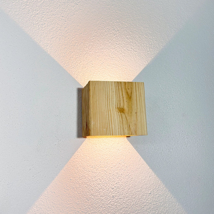Lampada da parete in legno "WALDLICHT" larice intagliato