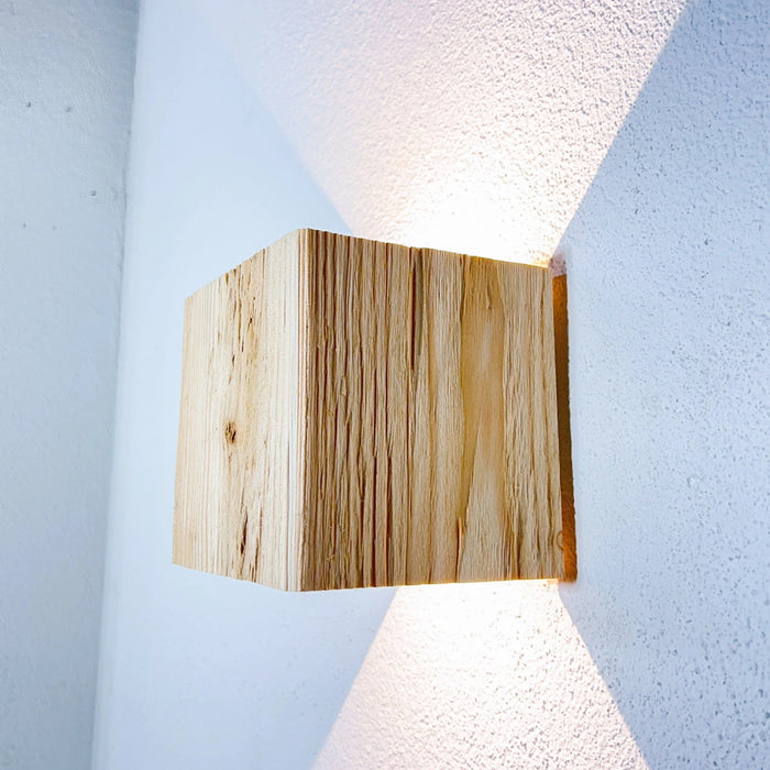 Lampada da parete in legno "WALDLICHT" larice intagliato