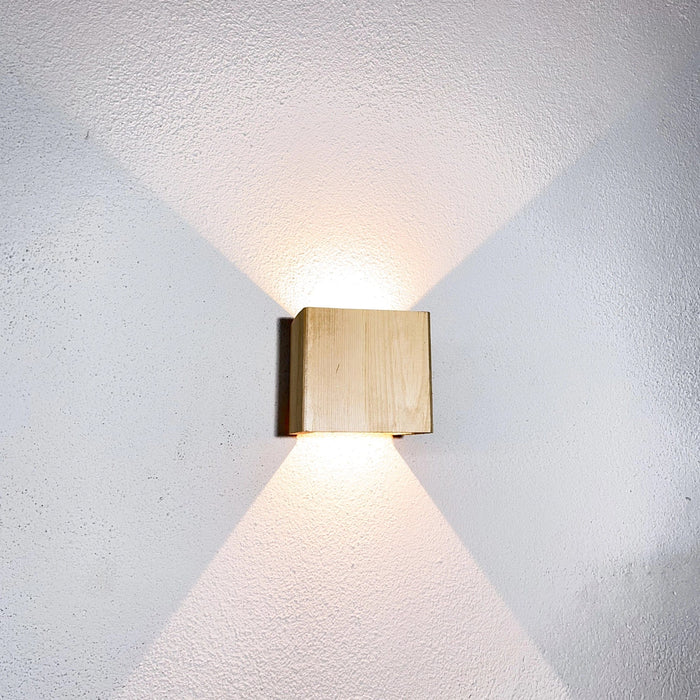 Lampada da parete in legno "WALDLICHT" pino cembro liscio e piallato 