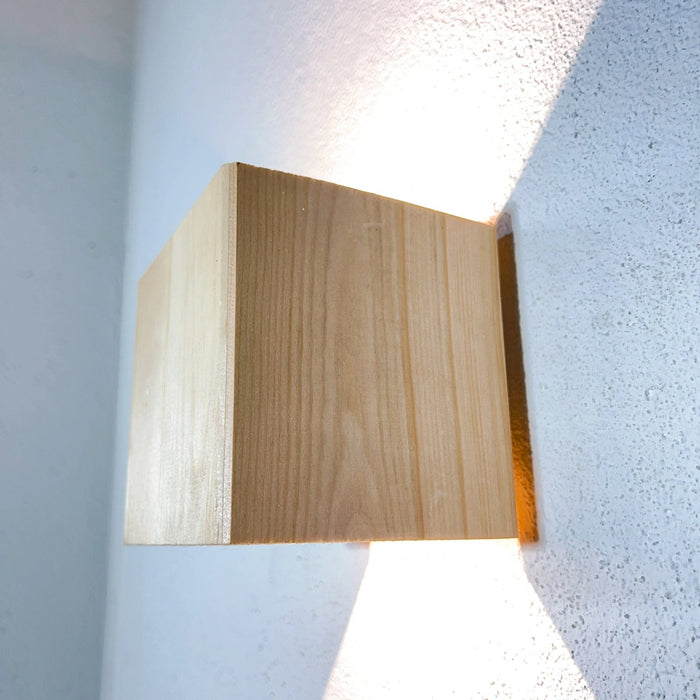 Lampada da parete in legno "WALDLICHT" pino cembro liscio e piallato 