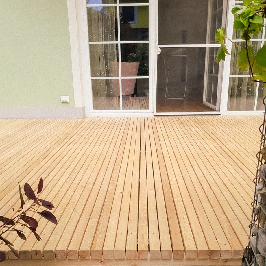 Terrassendiele Lärche glatt - Lattenoptik
