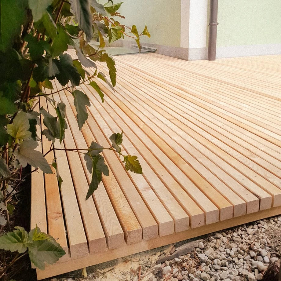 Terrassendiele Lärche glatt - Lattenoptik