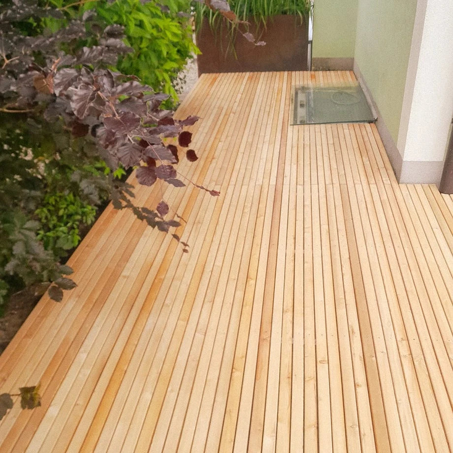 Terrassendiele Lärche glatt - Lattenoptik