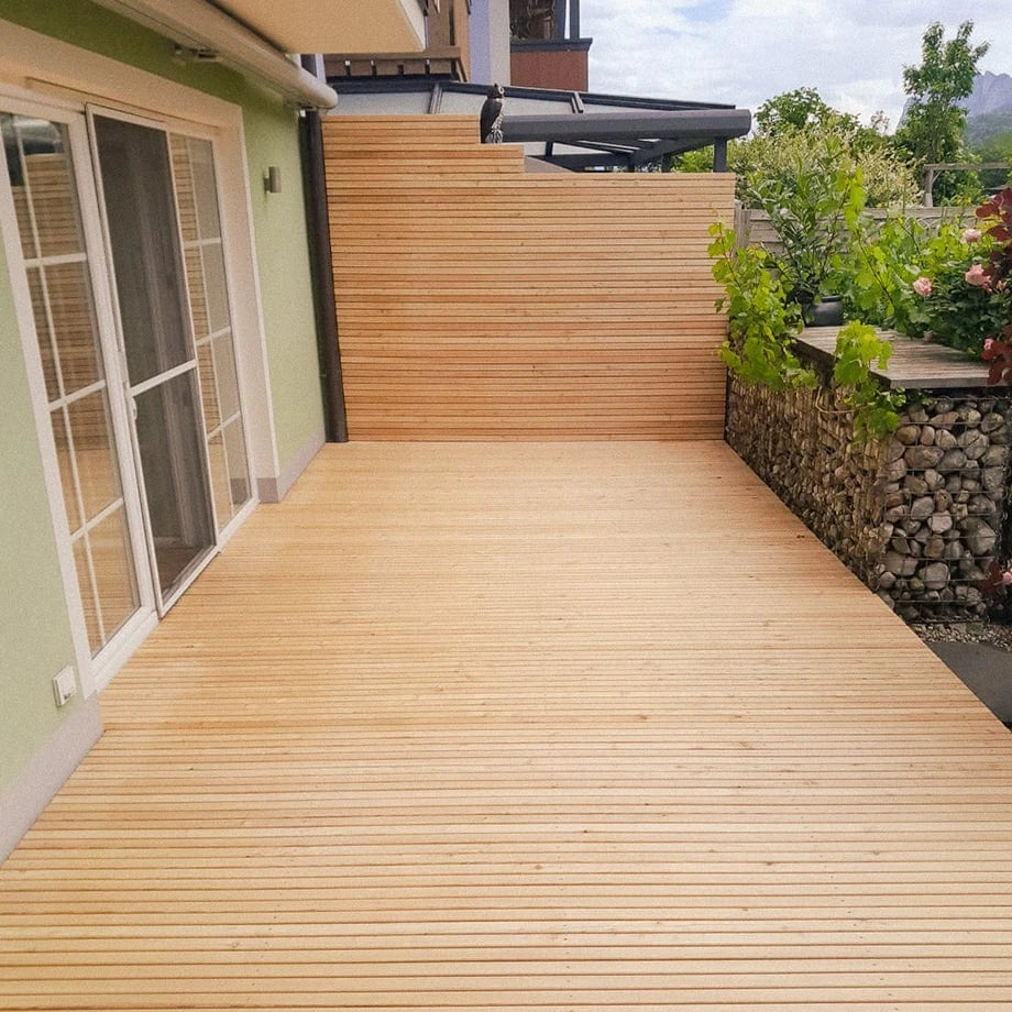 Terrassendiele Lärche glatt - Lattenoptik