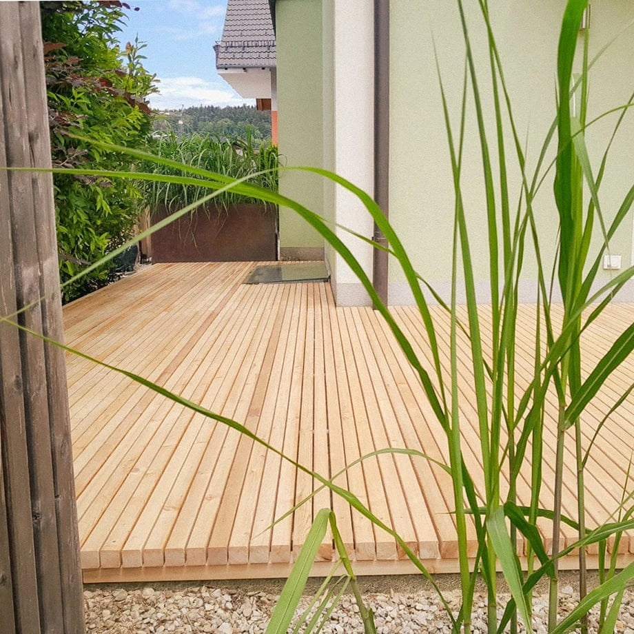 Terrassendiele Lärche glatt - Lattenoptik